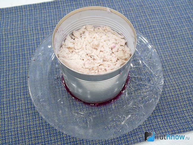 Сверху выложена нарезанная курица