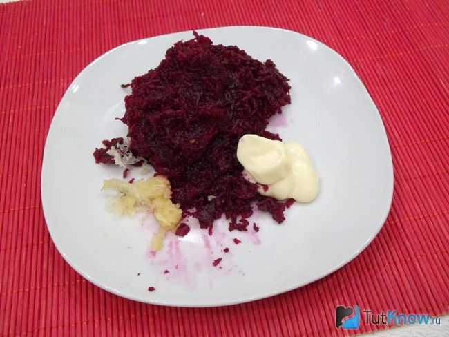 Свекла перемешана с чесноком и майонезом
