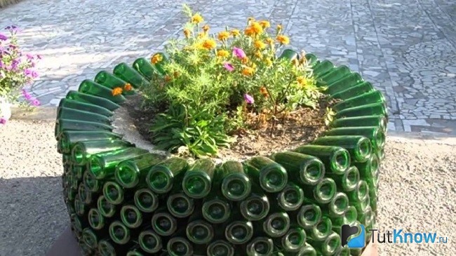 Клумба из бутылок