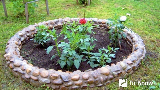 Круглая клумба на даче из камня