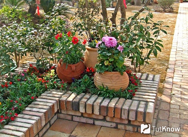 Геометрический цветник из кирпича