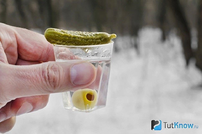 Стакан водки с оливкой и огурцом