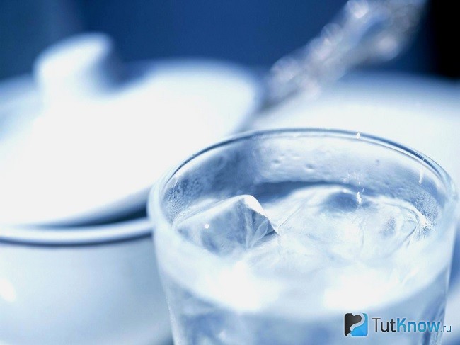 Талая вода в стакане