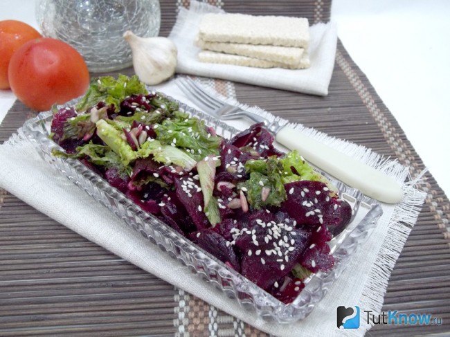 Готовый свекольный салат с семечками