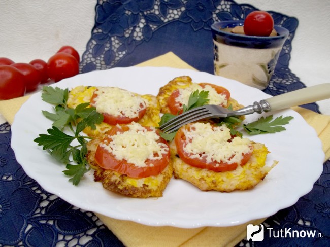 Готовая куриная отбивная с сыром на сковороде