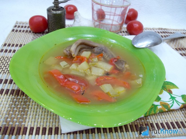 Готовый овощной суп из куриных лапок