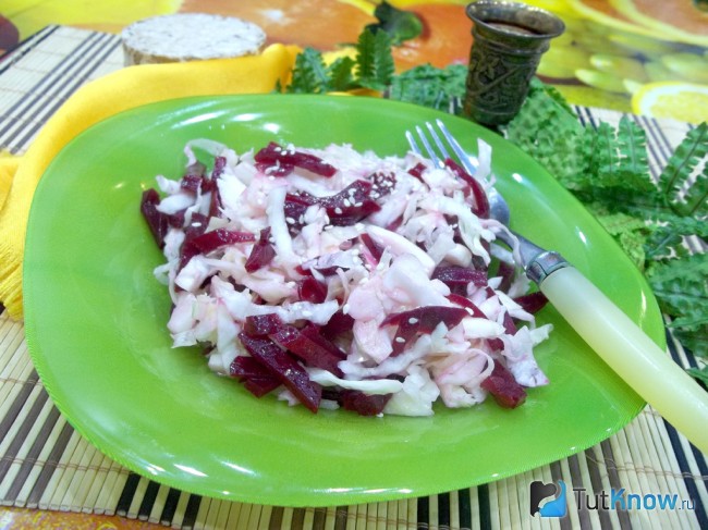 Готовый салат из свеклы с капустой