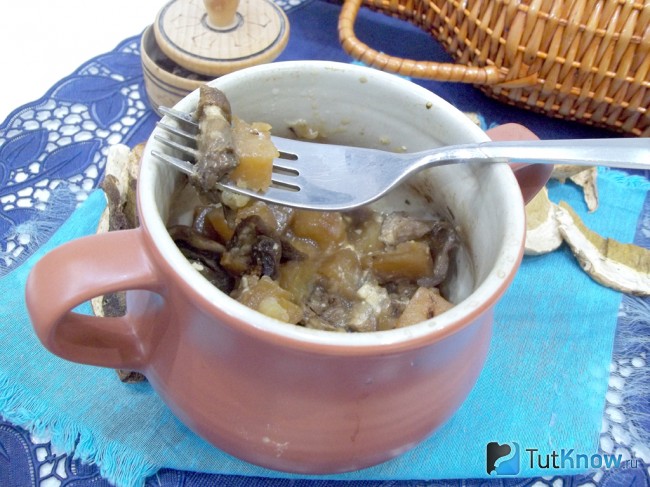 Готовый картофель с грибами в горшочках