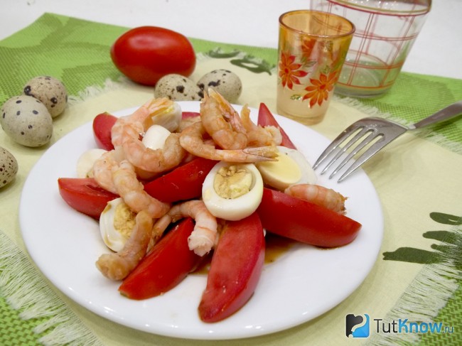 Готовый салат с креветками и перепелиными яйцами