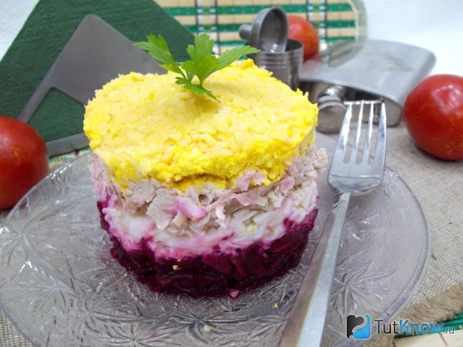 Готовый слоеный салат из курицы и свеклы