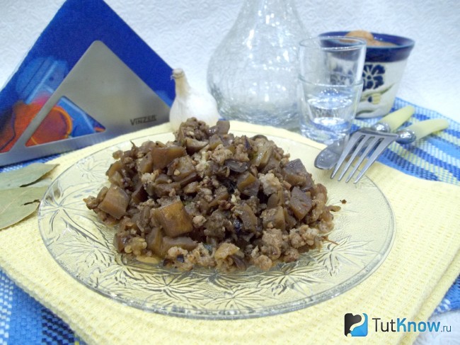 Готовые тушеные баклажаны с фаршем