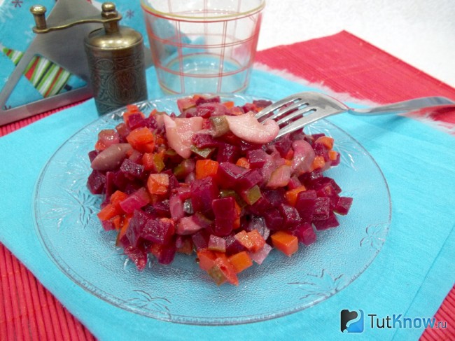 Готовый овощной салат с маринованными грибами
