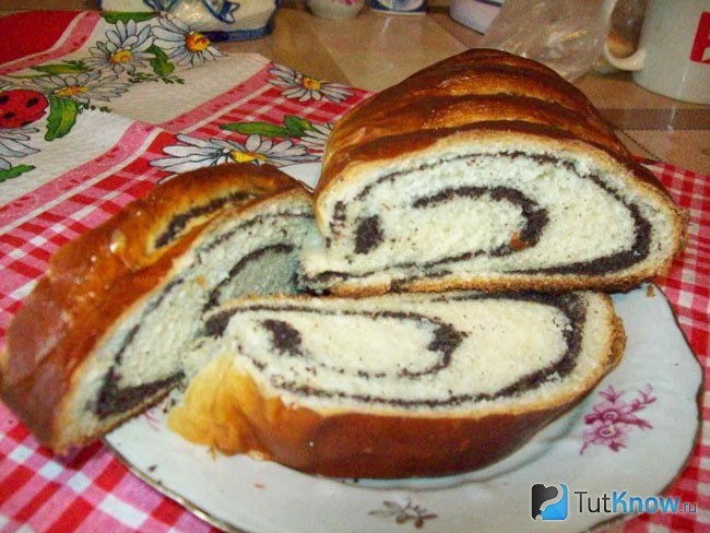 Дрожжевой рулет с маком