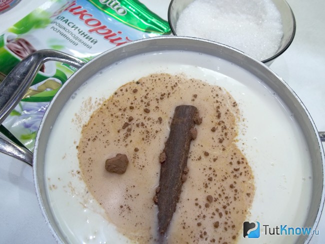 В кастрюлю добавлена палочка корицы