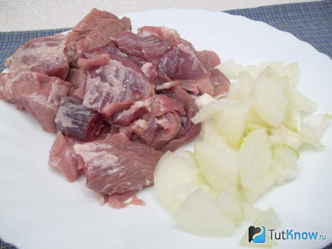 Мясо и лук нарезаны