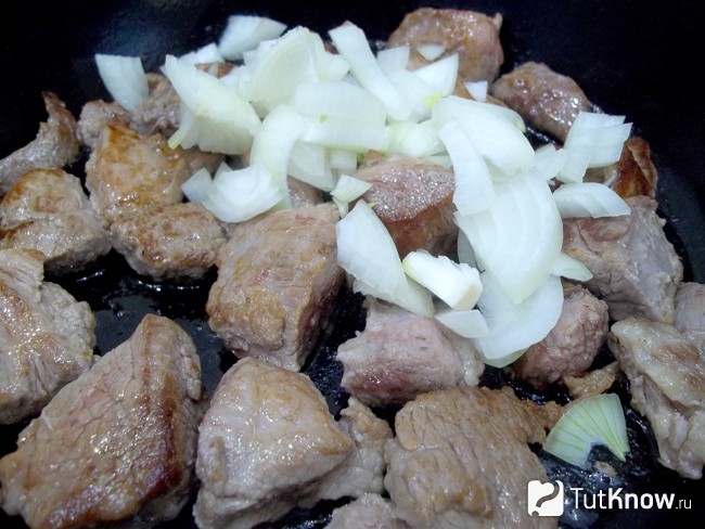 К мясу добавлен лук