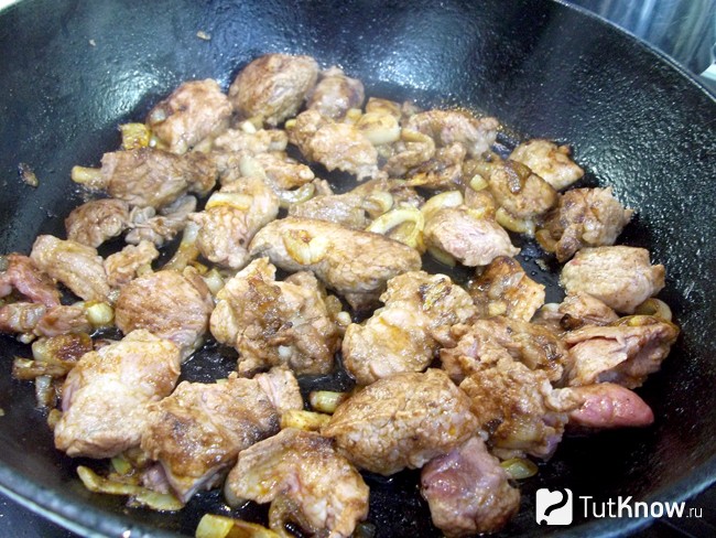 Мясо жарится