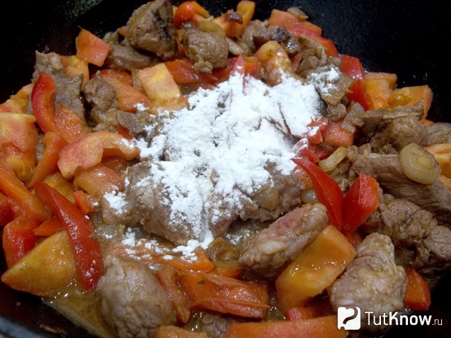 Мясо жарится с грибами