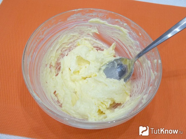 Сливочное масло взбито с сахаром