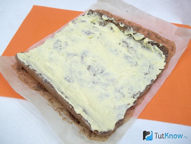Масляный крем нанесен на корж