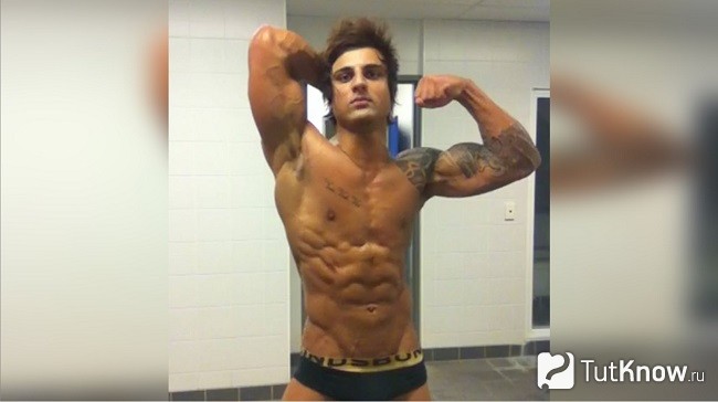 Zyzz перед зеркалом