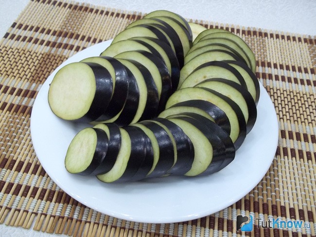 Баклажаны нарезаны