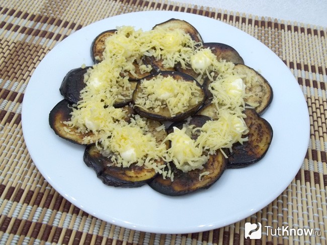 Баклажаны посыпаны сыром