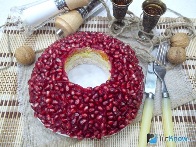 Салат украшен гранатовыми зернами