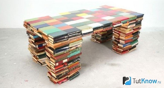 Оригинальный столик из книг