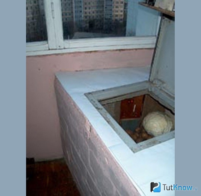 Кирпичный погребок на балконе