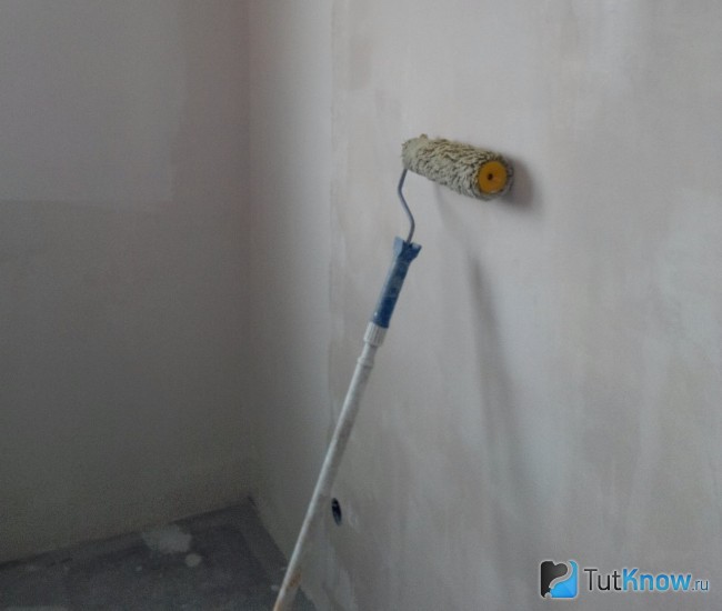Обработка стены жидким стеклом