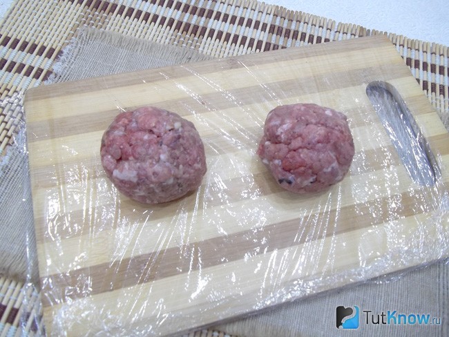 Мясо сформировано шариками