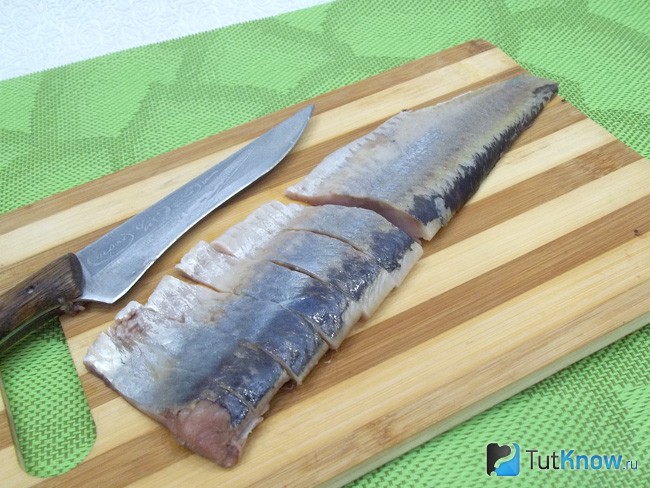 Селедка нарезана дольками