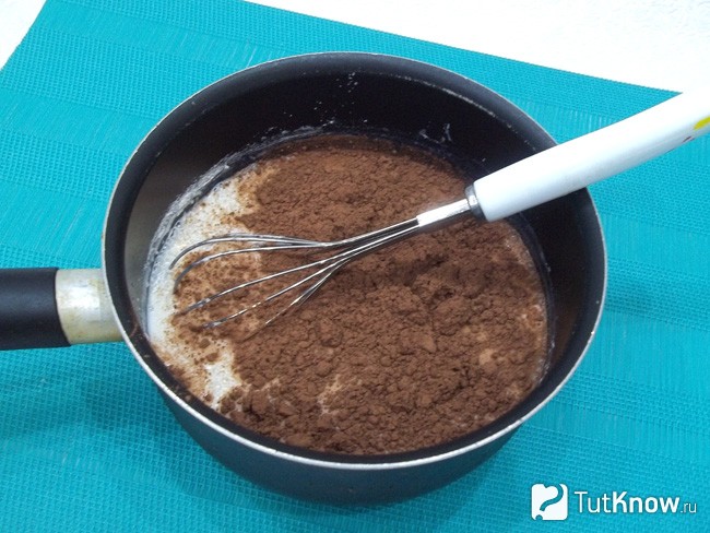 В кастрюлю насыпано какао