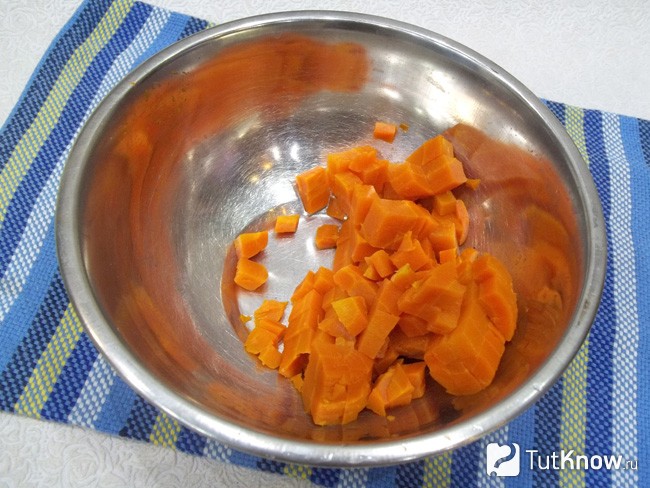Морковь отварена и нарезана