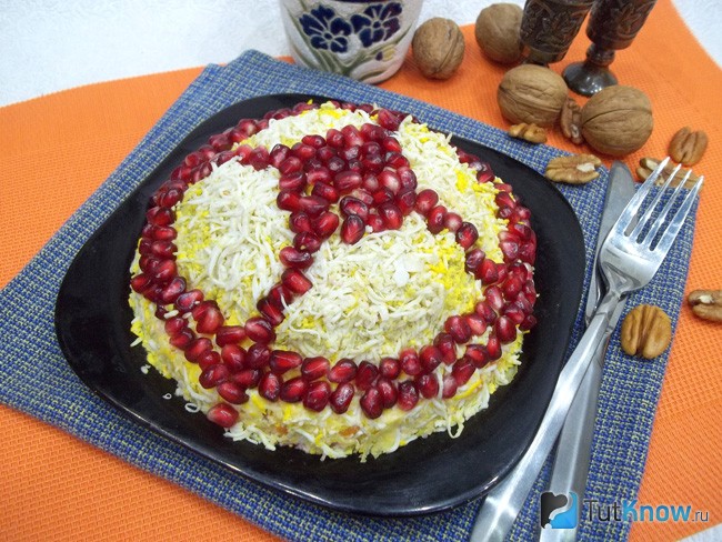 Салат украшен зернами граната
