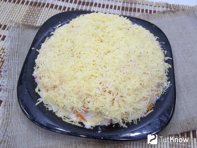 Салат присыпан натертым сыром
