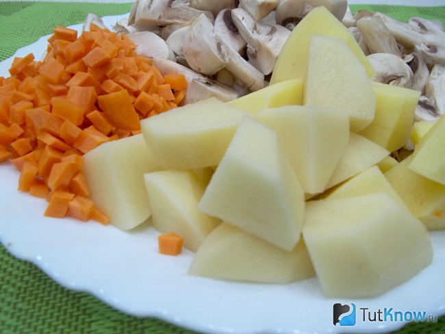 Картофель и морковь нарезаны