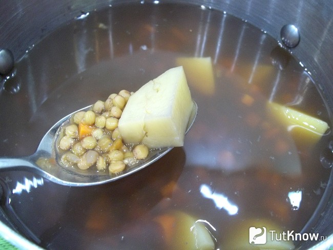 Картофель, морковь и чечевица отварены