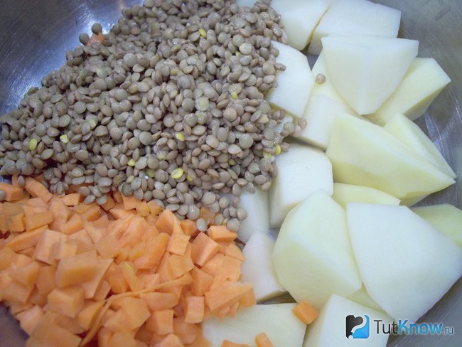 Картофель, морковь и чечевица сложены в кастрюлю для варки