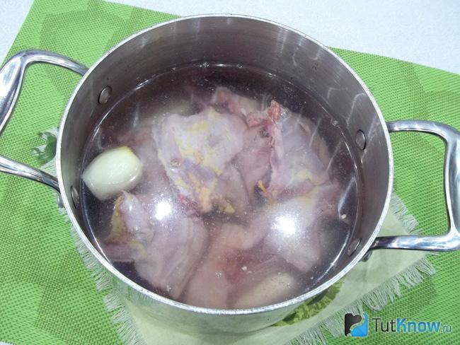 Утка залита водой и варится бульон