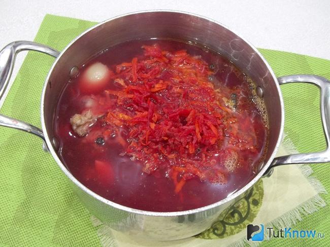 В бульон добавлена тушеная свекла с морковью