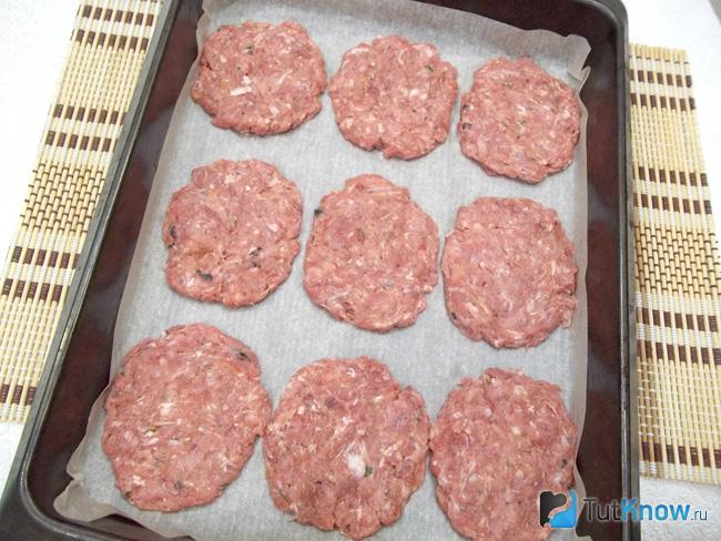 Шарики фарша сформированы отбивными