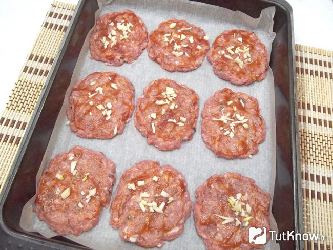 Отбивные приправлены чесноком и специями