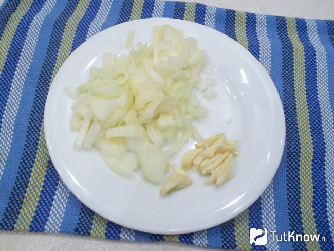 Лук и чеснок нарезаны
