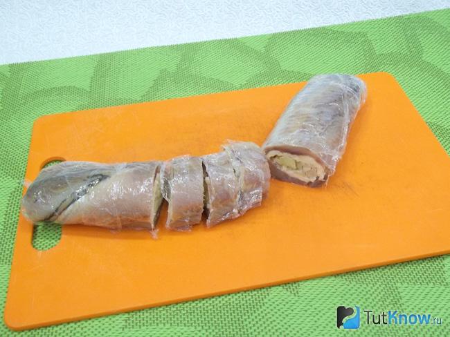 Селедочный рулет нарезан
