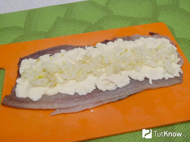 Маринованный лук выложен на сры