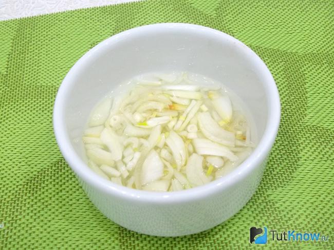 Репчатый лук замаринован