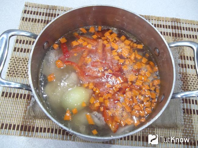 В бульон добавлен сладкий перец