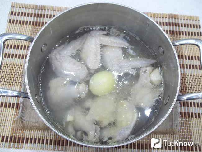 Крылышки залиты водой и варится бульон